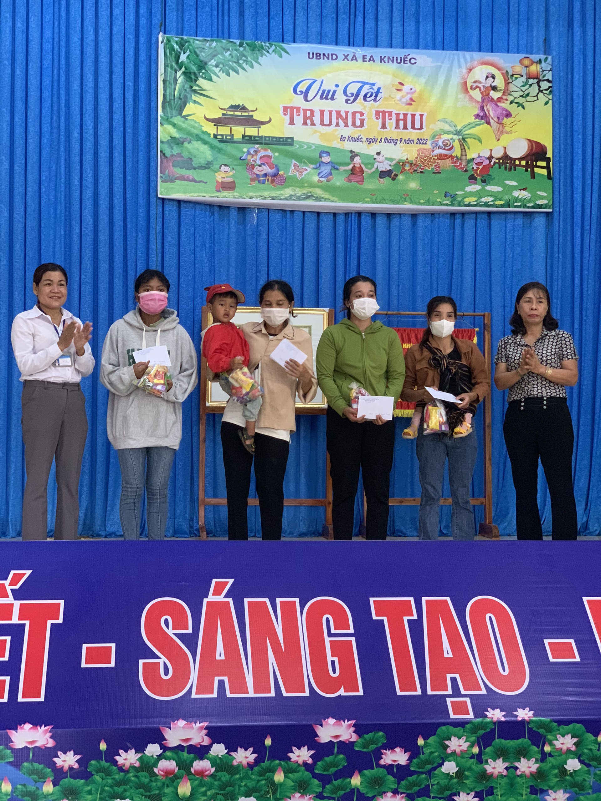 LÃNH ĐẠO ĐẢNG ỦY - UBND XÃ TẶNG QUÀ CHO THIẾU NHI KHUYẾT TẬT VÀ CON EM HỘ NGHÈO , CẬN NGHÈO NHÂN DỊP TRUNG THU NĂM 2022.